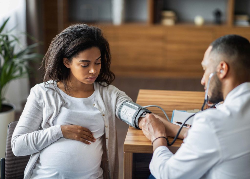 obstetricien-sage-femme-medecin-famille-choisir-specialiste-pour-suivi-grossesse-passion-maternite